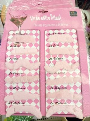 emballage d'un présentoir à carreaux roses et blancs destiné à un verre à vin