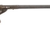 un gros plan d'un pistolet sur un fond blanc avec un fond blanc