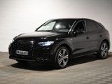 L'Audi QX est garée dans un garage dont le sol est en damier.