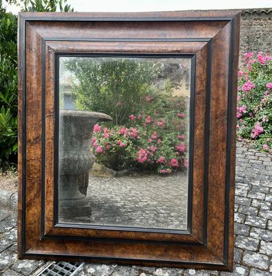 une photo d'une photo d'un reflet dans un miroir