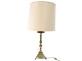 une lampe posée sur une table à côté d'une lampe