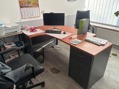 Ensemble comprenant un bureau à caissons en mélaminé ouvrant…