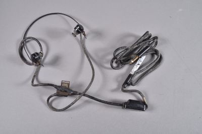 deux fils reliés l'un à l'autre sur une surface blanche