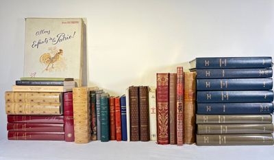 un grand nombre de livres empilés les uns sur les autres