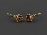 une paire de boucles d'oreilles en or et perles