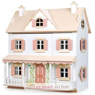 maison de poupées avec des volets roses et un toit blanc, et des volets roses