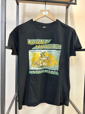 un t-shirt noir avec l'image d'un homme à moto