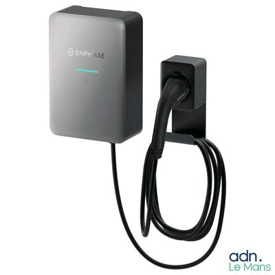 une image représentant un chargeur électrique branché sur une prise murale