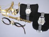 plusieurs bijoux, notamment une montre, des bracelets et une paire de ciseaux