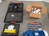 de nombreux types d'équipements électriques disposés à même le sol