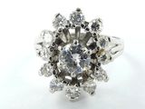 une image d'une bague en diamant sur fond blanc