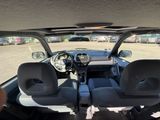 une vue de l'intérieur d'une voiture depuis le siège du conducteur
