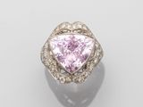 une bague en saphir rose et diamant