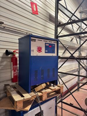 une machine bleue posée sur une table