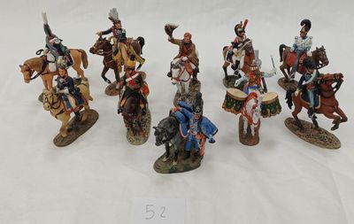 sept figurines de soldats à cheval, armés de lances et de javelots