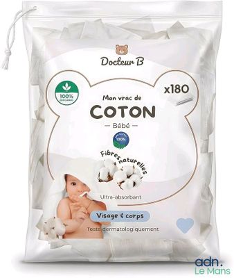 un gros plan d'un sac de coton sur fond blanc