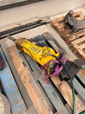 un objet jaune posé sur une palette, à côté d'une paire de chaussures