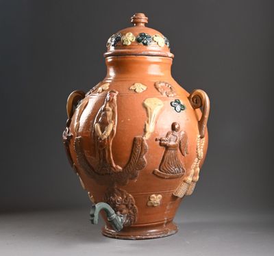 un vase marron muni d'un couvercle orné d'animaux et d'oiseaux