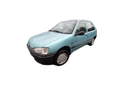 une photo d'une petite voiture bleue sur fond blanc