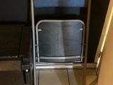 une chaise qui se trouve dans le coin d'une pièce