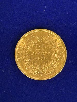 gros plan d'une pièce d'or sur une surface bleue