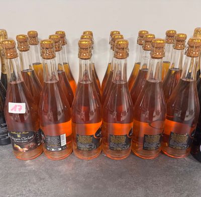 plusieurs bouteilles de vin sont alignées sur un comptoir