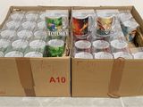 une boîte en carton remplie de canettes de soda et d'autres boissons