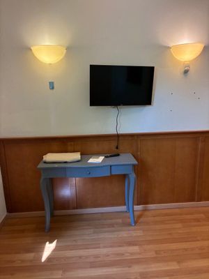 une petite table sur laquelle est posé un livre, dans un coin de la pièce