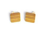 une paire de boutons de manchette plaqués or sur fond blanc