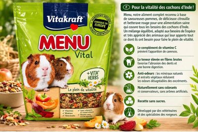 un sac de nourriture avec un hamster assis à côté