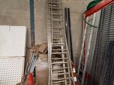 une échelle appuyée contre un mur dans un entrepôt