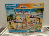 une boîte de Playmobil sur laquelle figure une maison de plage