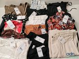de nombreux types de vêtements exposés sur une table