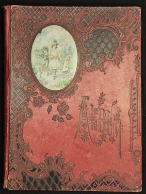 un vieux livre avec l'image d'une femme