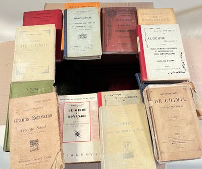 un grand nombre de livres posés sur une table