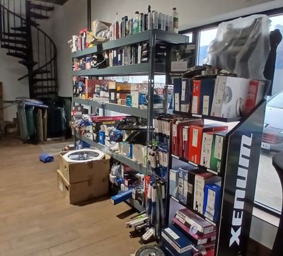 une pièce avec beaucoup de boîtes et de cartons sur les étagères