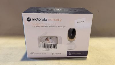 Le babyphone Motorola se trouve dans la boîte posée sur la table.