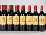 six bouteilles de vin rouge sont alignées