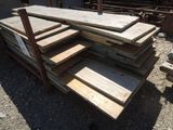 plusieurs morceaux de bois empilés les uns sur les autres en une pile