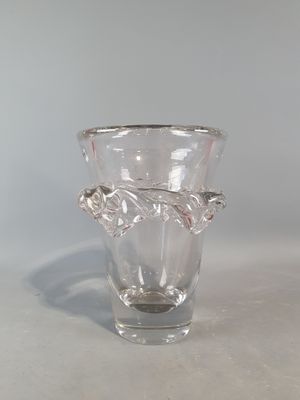 un vase en verre transparent orné d'un motif de feuilles