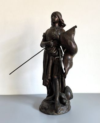 statue en bronze représentant une femme tenant une épée et un bouclier