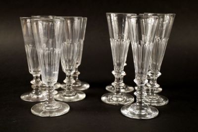 quatre verres à vin transparents posés sur une table noire