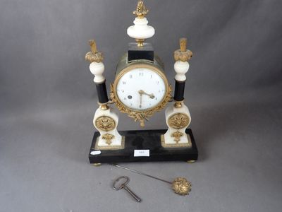 Pendule portique de style L.XVI en bronze doré et marbre, ca…