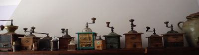 une étagère sur laquelle sont disposées de nombreuses cafetières de différents types
