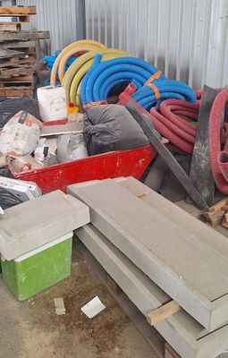 de nombreux types de bois différents dans un entrepôt
