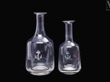 deux vases en verre placés l'un à côté de l'autre