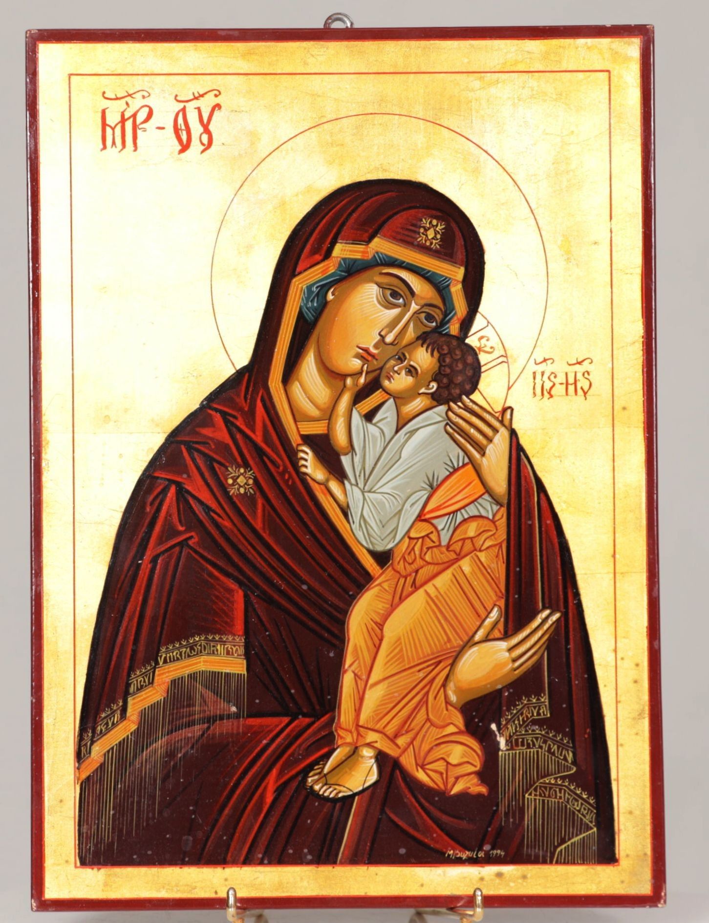 RUSSIE, XXème siècle. Icône orthodoxe figurant la Vierge de Tendresse, 1994. Tempera et or sur bois, datée en bas à d...