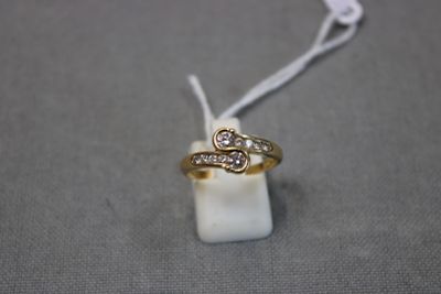 l'image d'une bague en or ornée de diamants