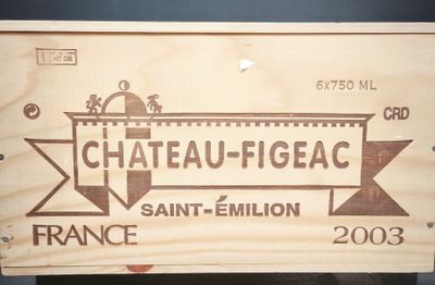 une boîte en bois sur laquelle est accrochée une pancarte indiquant « Château - Figac »