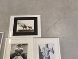 Plusieurs photographies en noir et blanc sont exposées à même le sol